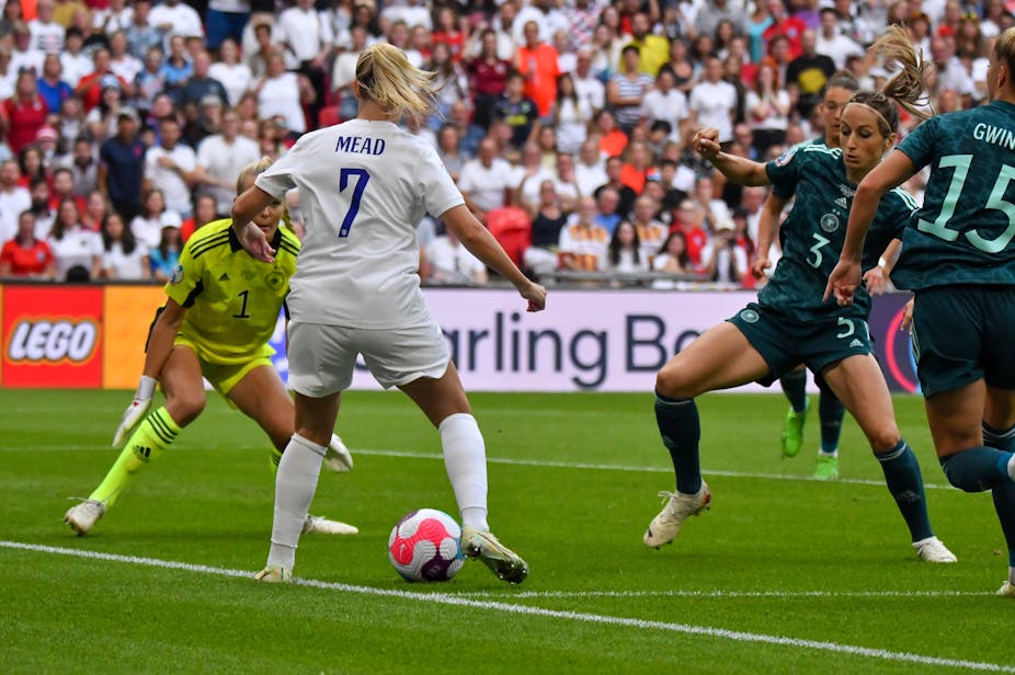 Beth Mead dribbling the ball v Germany in the Women European Championship Final 2022
