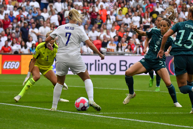Beth Mead dribbling the ball v Germany in the Women European Championship Final 2022