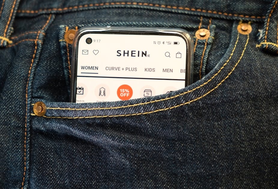 Smartphone dans une poche avec l'application Shein