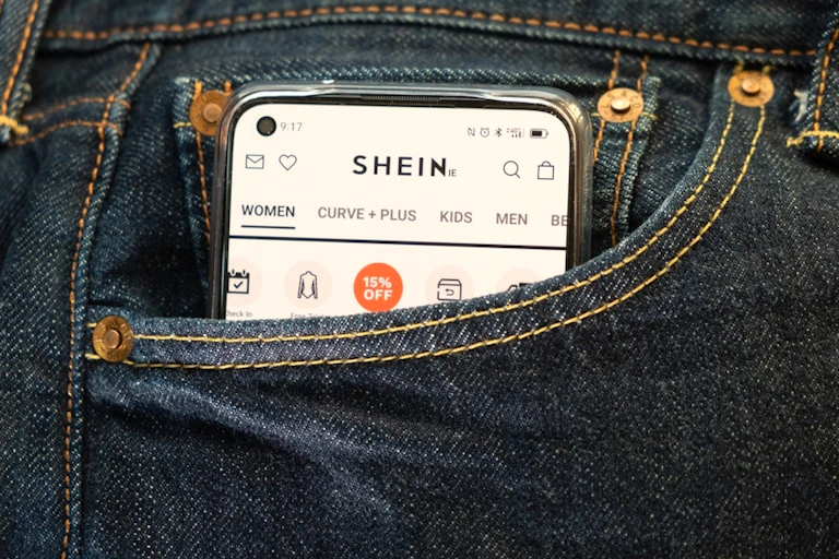Smartphone dans une poche avec l'application Shein