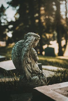 photo d’une statue mortuaire représentant un angelot