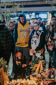 Fans portant des t-shirts de l’équipe des Lakers floqués du n°24 se recueillant