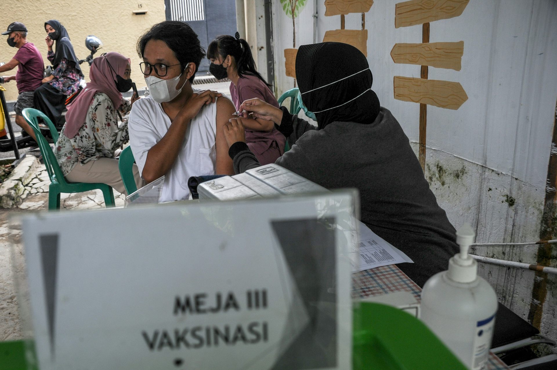 Riset eksperimen di Jawa Barat: duta vaksin lokal bisa turunkan keraguan vaksin COVID