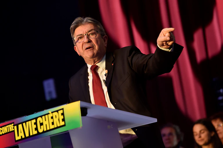 Jean-Luc Mélenchon prononce un discours lors d'un meeting "contre la vie chère" à Clermont-Ferrand, dans le centre de la France, le 14 novembre 2022.