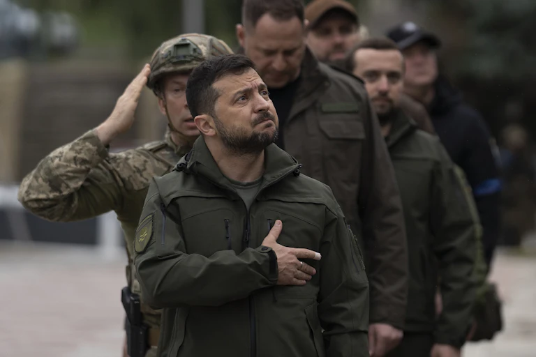 Le président ukrainien Volodymyr Zelenskyy participe à une cérémonie de lever du drapeau national