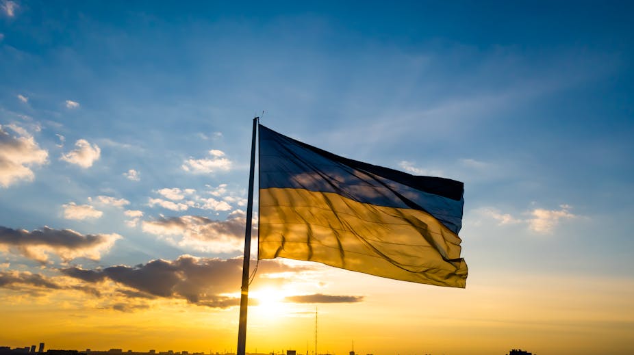 Drapeau ukrainien sur fond de coucher de soleil