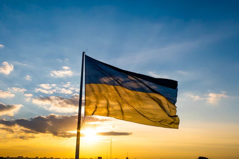 Drapeau ukrainien sur fond de coucher de soleil