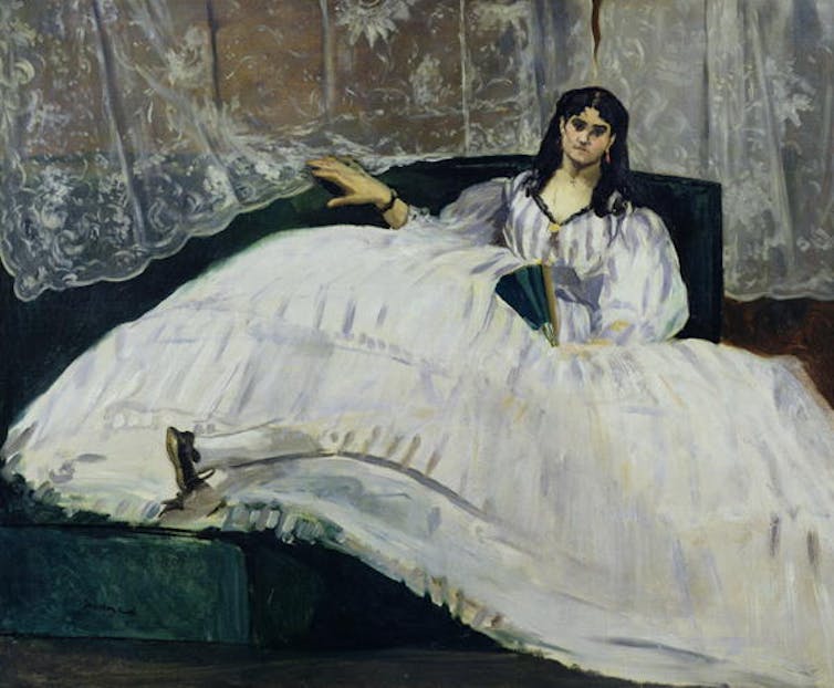 Pintura de una mujer con un vestido enorme y blanco sentada en un sofá.
