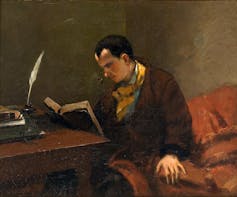 Pintura de un hombre leyendo sentado a la mesa.