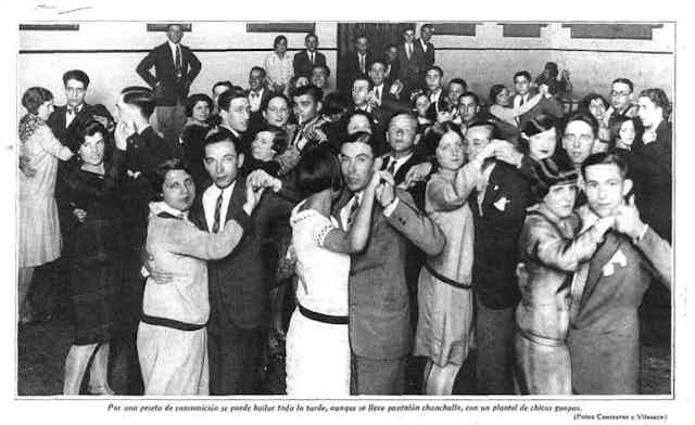 Un grupo de jóvenes baila en una sala madrileña en 1928.