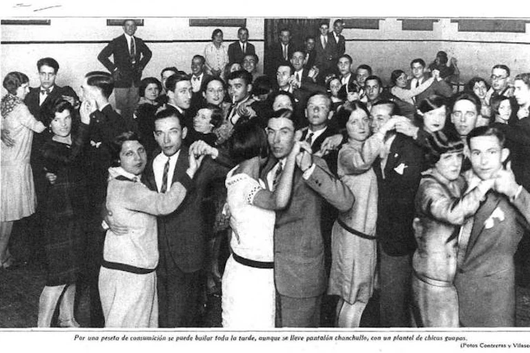 Un grupo de jóvenes baila en una sala madrileña en 1928.