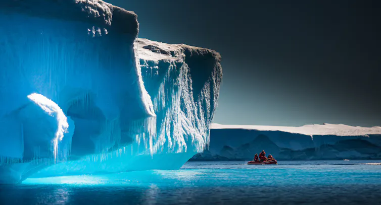 Des scientifiques explorent les icebergs de l’Antarctique par bateau