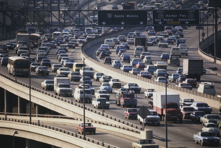 Una foto de la década de 1970 de autos en una autopista con 'Santa Mónica' en el letrero.