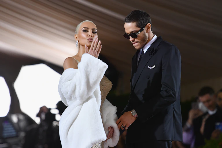 Photo de la star de la télé-réalité Kim Kardashian et l’acteur Pete Davidson au MET gala du Metropolitan Museum of Art de New York, en 2022.