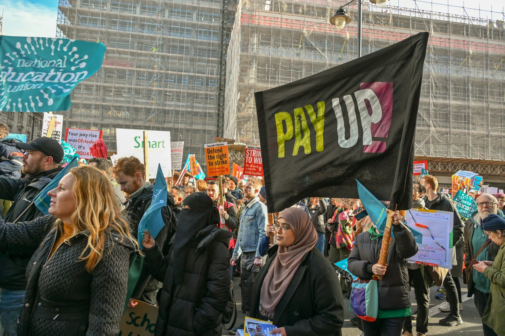 Des manifestants réclament l’augmentation des salaires