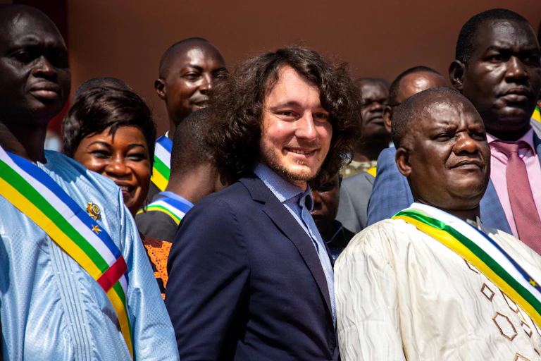 Dimitry Sytii (au centre), fondateur de la société minière Lobaye Invest, liée à Wagner, entouré de députés centrafricains à Bangui le 15 octobre 2021.