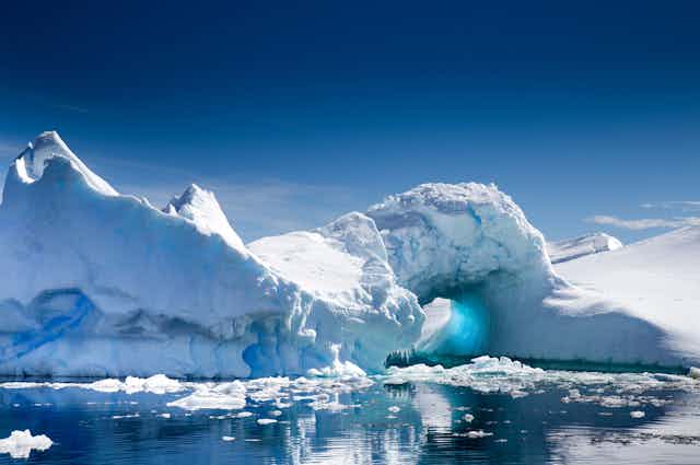 Un iceberg en la bahía de Pléneau, Puerto Charcott, Antártida