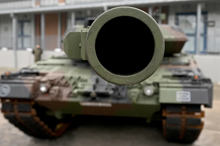 A front-on view of a German Leopard II tank.