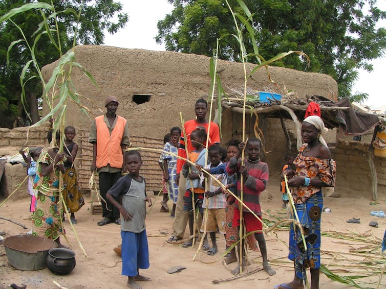 Groupe d’enfants dans un village au Mali