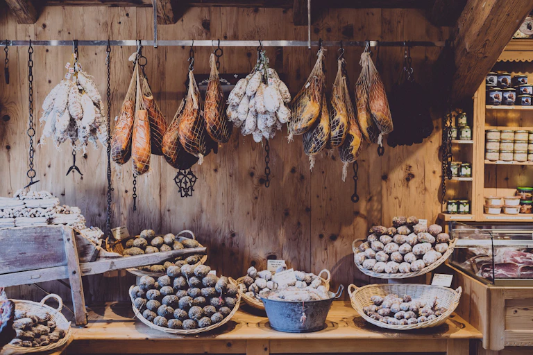 Photo de charcuteries dans un magasin.
