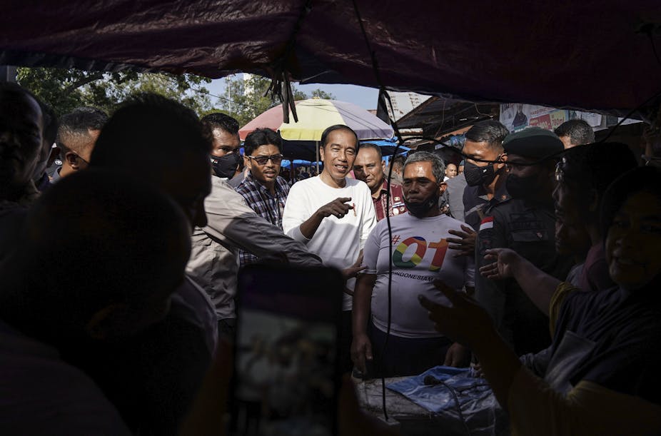 Tabungan mengendap Rp 690 triliun, Jokowi dorong konsumsi masyarakat