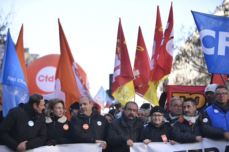 Le secrétaire général de l'Union nationale des syndicats autonomes (UNSA) Laurent Escure (G), le secrétaire général de la Confédération française démocratique du travail (CFDT) Laurent Berger (3e G), Le secrétaire général de la CGT, Philippe Martinez (C), et le secrétaire général de Force ouvrière (FO), Frédéric Souillot (2eR), assistent à une manifestation au troisième jour des rassemblements nationaux organisés depuis le début de l'année, contre une réforme des retraites profondément impopulaire, à Paris, le 7 février 2023. La France se prépare à de nouvelles grèves et manifestations de masse contre la proposition du président français de réformer les retraites françaises, notamment en faisant passer l'âge de la retraite de 62 à 64 ans et en augmentant le nombre d'années pendant lesquelles les gens doivent cotiser pour obtenir une retraite complète, le 7 février 2023, un jour après que les législateurs ont commencé à débattre du projet de loi contesté.