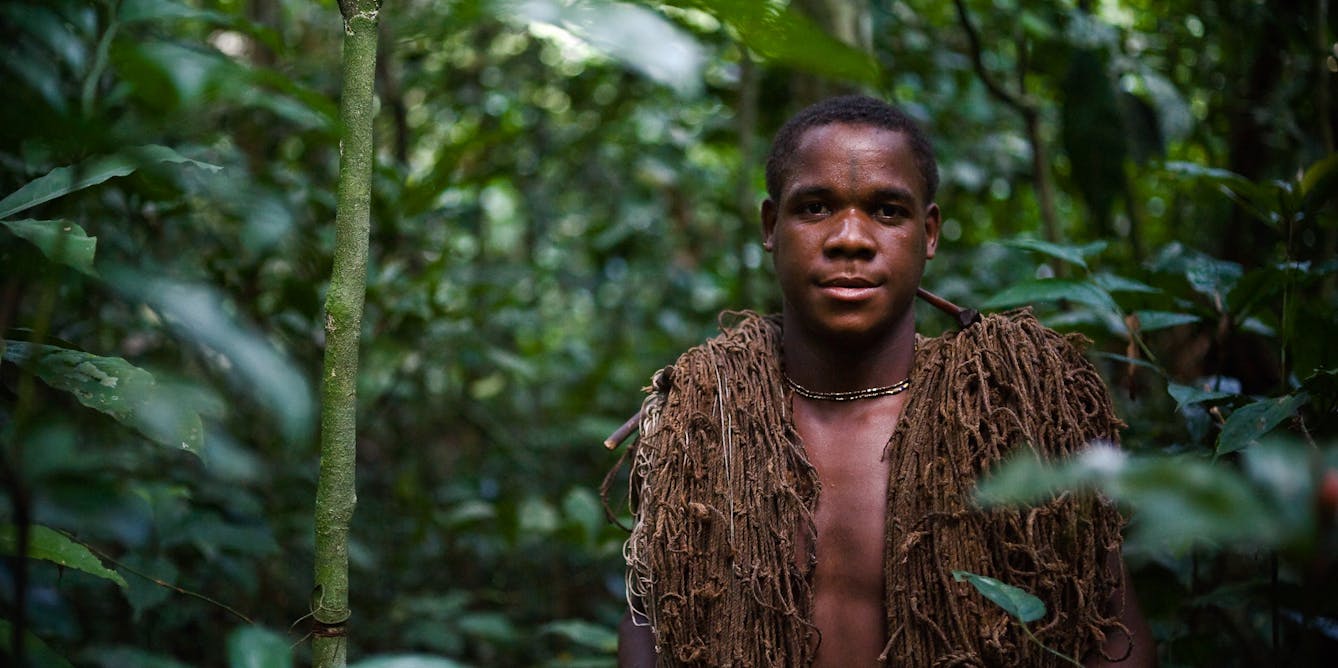 Негритянка в джунглях. Пигмеи Конго. Негроидная раса пигмеи.