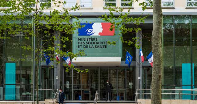 Photo de la façade du Ministère des Solidarités et de la Santé, avenue Duquesne, dans le 7ème arrondissement de Paris.