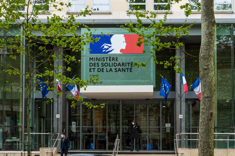 Photo de la façade du Ministère des Solidarités et de la Santé, avenue Duquesne, dans le 7ème arrondissement de Paris.