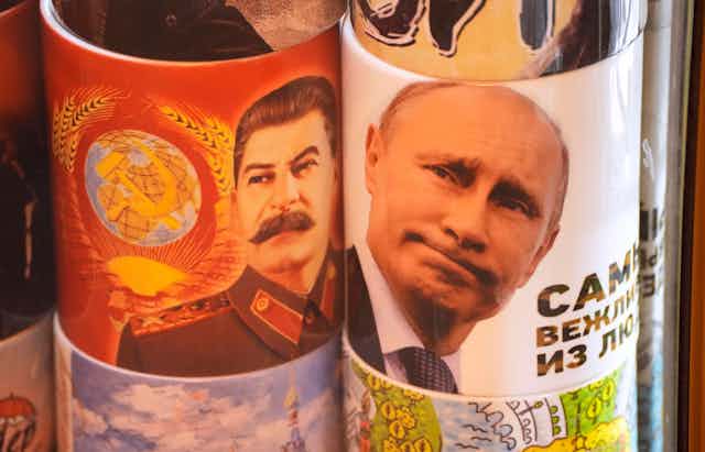Mugs with pictures of Josef Stalin and Vladimir Putin 