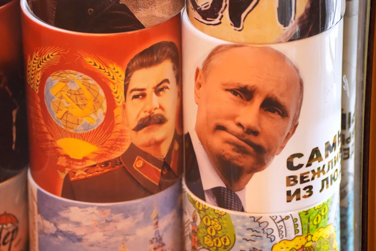 Mugs with pictures of Josef Stalin and Vladimir Putin