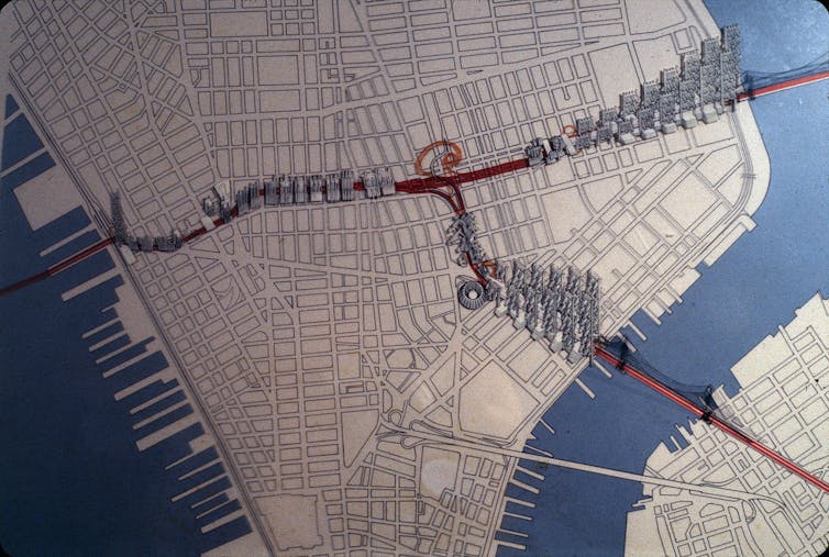 Un mapa de Manhattan en el que se ve una autopista atravesando la isla.