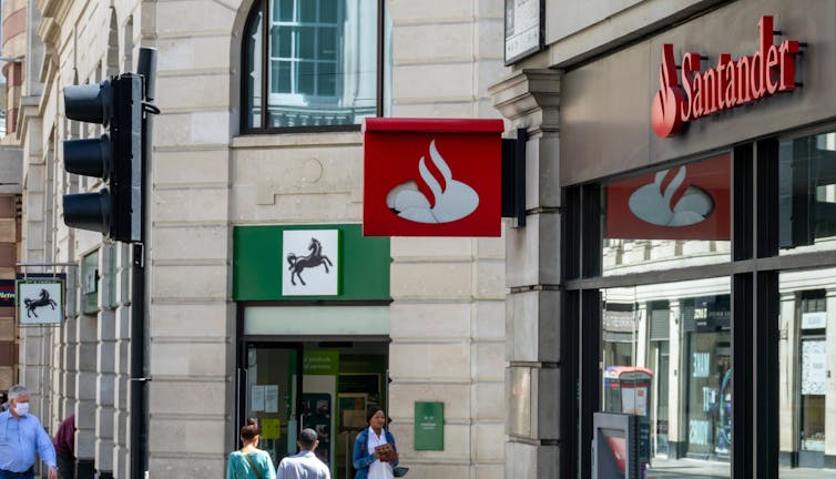 Banken in einer Hauptstraße