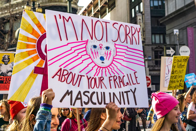 Pancarta que dice: "I'm not sorry about your fragile masculinity".