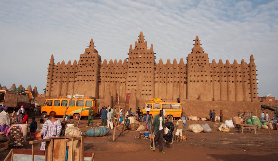 Street market and the Great Mosque of Djenné, Mali.