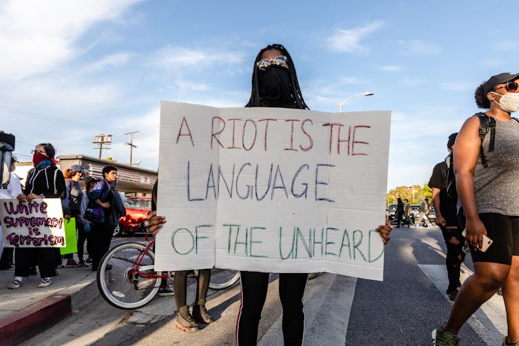 « Une émeute est le langage de ceux qui ne sont pas écoutés », sur une pancarte brandie lors d’une manifestation dénonçant la mort de George Floyd à Los Angeles, Californie le 30 mai 2020