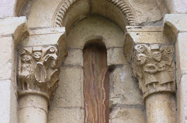 Dos capiteles de una basílica. A la izquierda, la representación de una vulva.