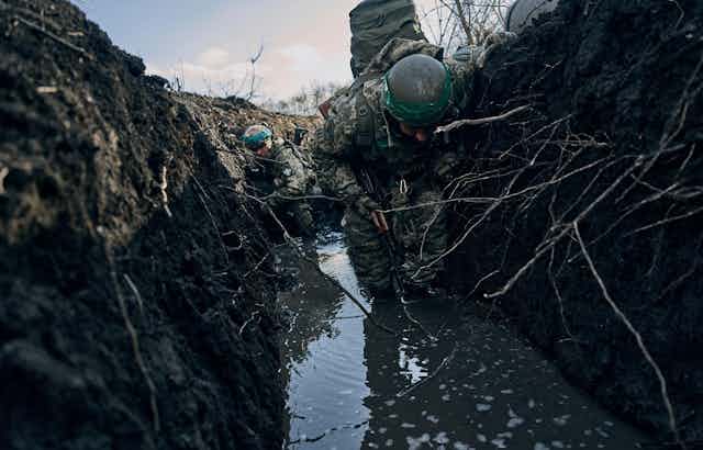 Ukrainian troops under bombardment in a trend.