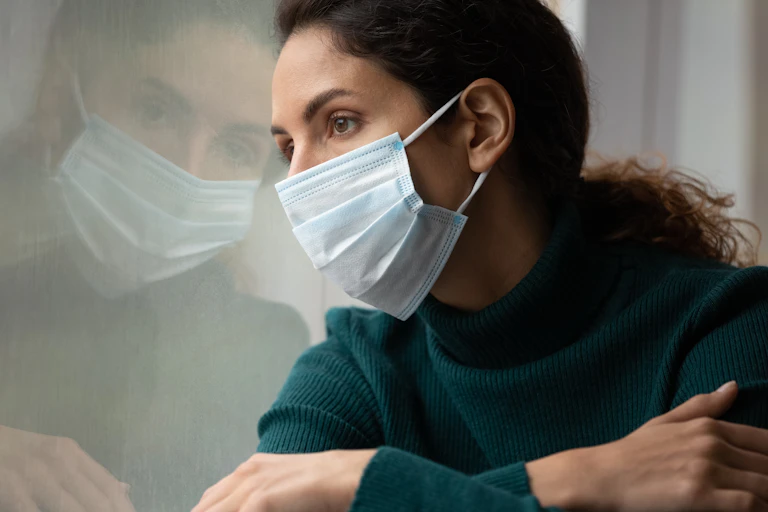 Jeune femme portant un masque chirurgical.