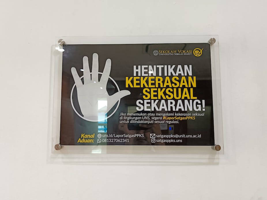Poster dari universitas yang mensosialisasikan tentang layanan antikekerasan seksual di kampus.