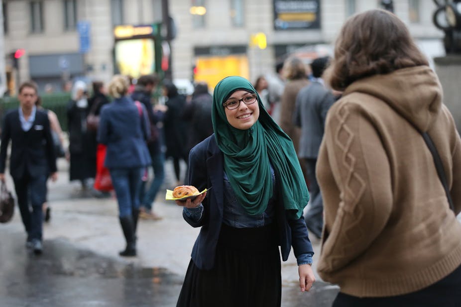 Une musulmane distribue un pain au chocolat