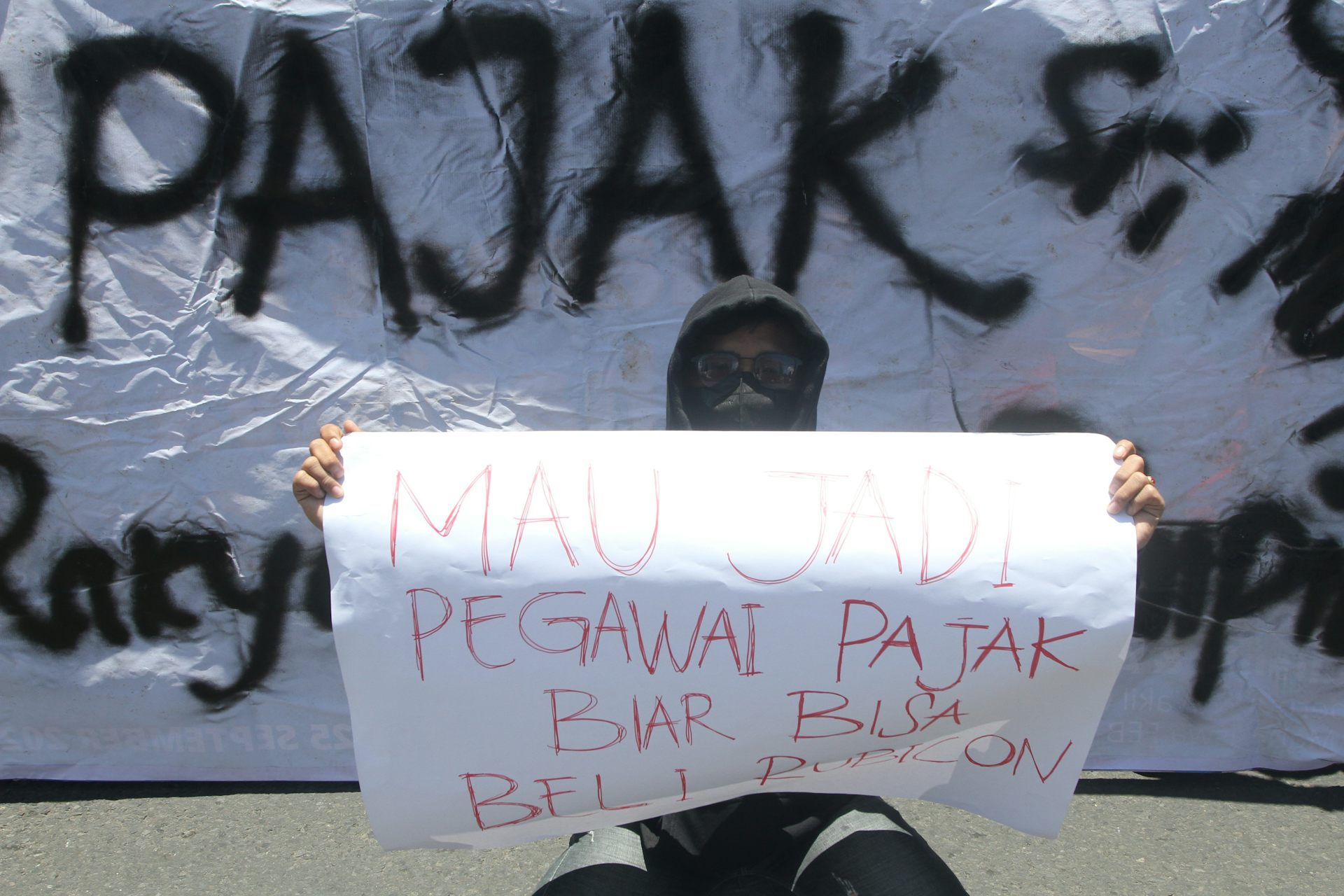 Antara persepsi dan institusi: Mengapa orang susah untuk patuh terhadap pajak?