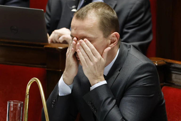 Le ministre français du Travail, Olivier Dussopt, assiste au débat concernant le projet de loi sur la réforme du système de retraite à l'Assemblée nationale à Paris, le 6 février 2023.