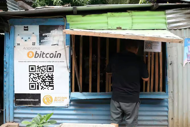 Logo bitcoin di toko kelontong