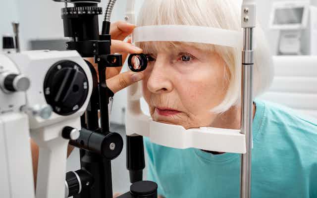 Un femme âgée se fait examiner l'œil