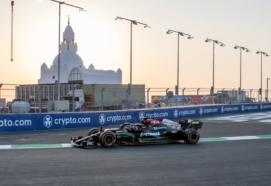 Formule 1 roulant sur le circuit de la corniche de Djeddah