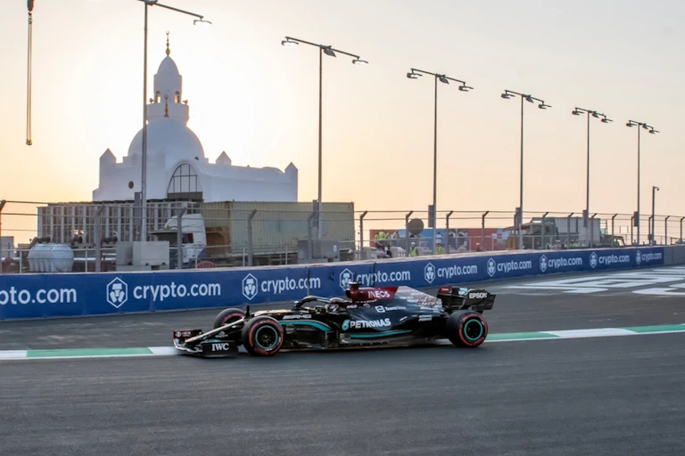 Formule 1 roulant sur le circuit de la corniche de Djeddah
