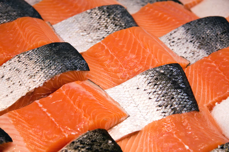 rows of salmon fillets placed alternatingly skin side up and down