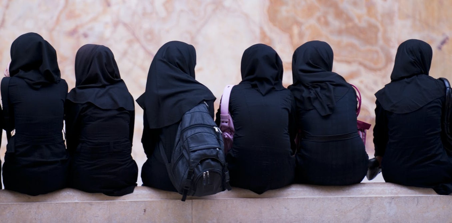 Ribuan pelajar perempuan Iran diduga diracun: ranah baru dalam upaya pembungkaman hak pendidikan perempuan?