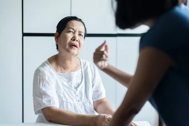 Orang tua berbicara pada orang lebih muda